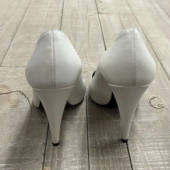 Saint Laurent Leather Pointed Pumps In White - Picture 5 of 16